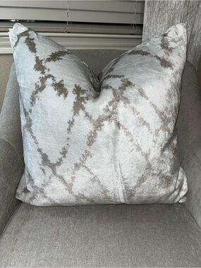 1-CALDEIRA LIXURY VELVET ABSTRACT DESIGN DECORATIVE PILLOW